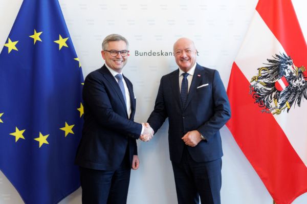 Bundeskanzler Christian Stocker schüttelt EU-Kommissar für Inneres und Migration Magnus Brunner die Hand