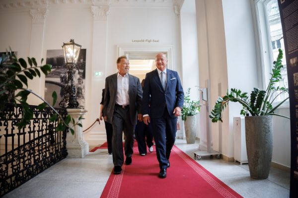 Foto: Bundeskanzler Christian Stocker und Arnold Schwarzenegger