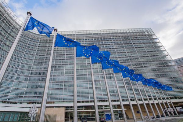 Mehrere Flaggen der Europäischen Union vor dem Berlaymont-Gebäude